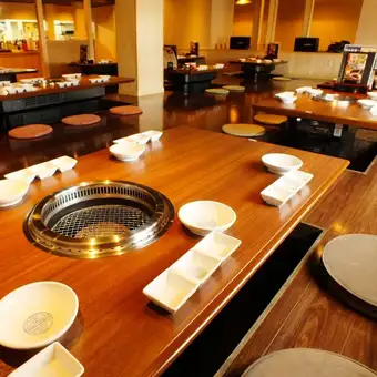 大型80名様まで対応可能の掘りごたつ席の宴会席がございます!貸切も承りますのでご相談お願いします!飲み会・宴会・同窓会にもぴったりなお部屋をご用意しております。もちろん大人数での各種ご宴会にも対応致します!お気軽にご相談下さいませ♪【 大阪 十三 焼肉 個室 食べ放題 焼肉食べ放題 飲み放題 貸切 宴会 】