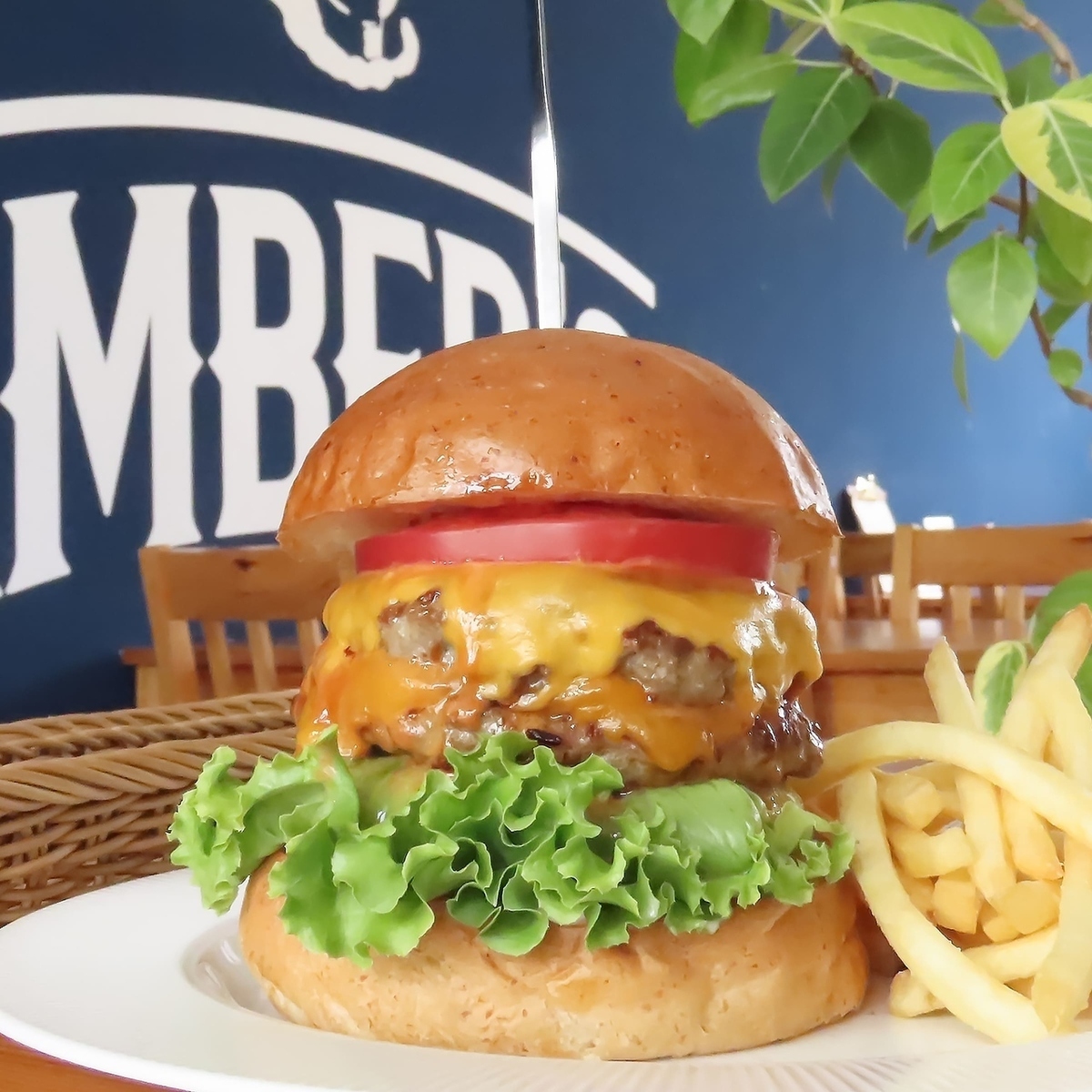 種類豊富なバーガーに変更OK！ポテト＆ドリンク付の贅沢ランチ