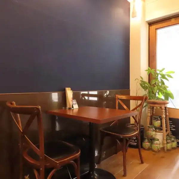 シンプルで洗練されたインテリアが特徴の店内は、ダイニングバーらしい落ち着いた雰囲気。貸切や宴会、少人数での利用など幅広いシーンに対応可能です。サプライズ演出にも対応しており、特別な日を華やかに彩ります◎プライベート感のある時間を演出。記念日やパーティーにもぴったりです。