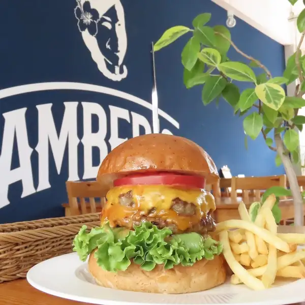 【当店の看板メニュー】ボリューム満点！肉汁溢れるダブルチーズバーガー