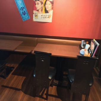 There are 9 tables in the shop for 4 people in all.Because it is possible to combine, it is possible to correspond widely from small groups to group banquets.Please feel free to contact us.