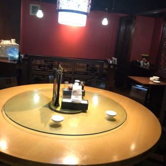 In the middle of the store there is a round table where you can sit up to 10 people.It is the best to enjoy the Chinese atmosphere with groups and relatives.Please specify with round table at the time of reservation.
