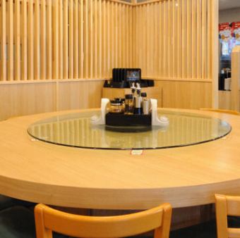 当店の中央には、10名様までお座りいただける円卓をご用意しております。この円卓は、グループやご親戚と一緒に中華の雰囲気を存分に楽しむのに最適です。大人数での食事を通じて、和やかなひとときをお過ごしいただけます。ご予約の際には、円卓をご指定いただければ幸いです。