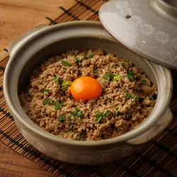 自制肉味噌汤，陶罐装