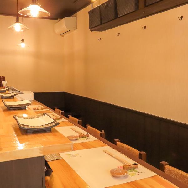 秋田町の一角に佇む上質な天ぷらを提供する「天ぷら麻布」街中にいることを感じさせない落ち着きのある店内は食の旨味を一層引き立てます。わずか14席のカウンター席とテーブル席は、揚げたての臨場感が伝わってくる特等席。記念日や接待など様々なシーンにご利用ください。
