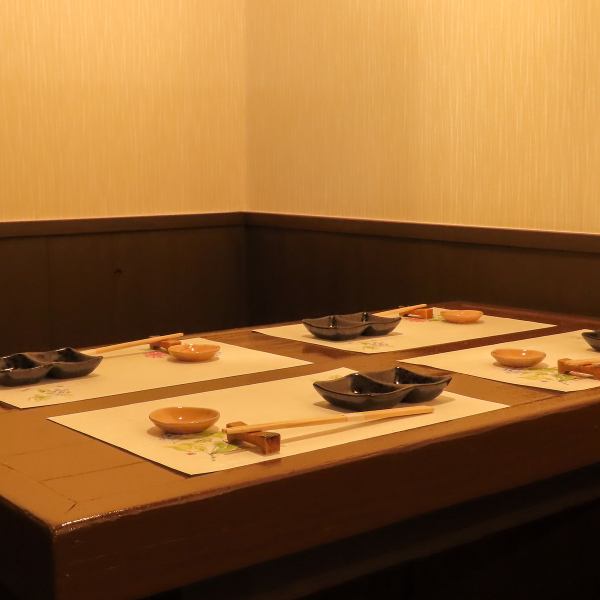 店内はカウンター席とテーブル席。10名様以上で貸切のご予約が可能です。お料理は食材を最高の状態でお愉しみいただくためにおまかせコースのみのご提供。職人の織りなす至極の業の数々を目の前でお愉しみください。