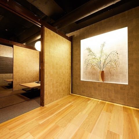 【中型宴会『10名～40名』】40名用完全個室なのでニーズに合わせてご利用頂けます♪《小人数様用個室》完全に仕切られた個室空間。和を基調とした落ち着いた雰囲気の個室空間は接待などビジネスシーンにもおすすめです。新宿南口での宴会はお任せください！！