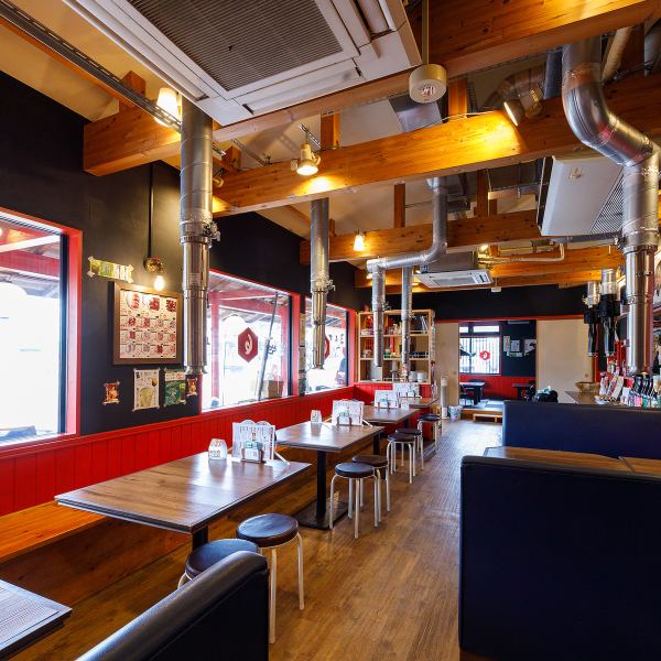 【店内は、活気があふれる明るい空間】ホルモン大好きなスタッフ達が、それぞれの部位と焼き方を、丁寧にご説明させていただきます。ご注文に迷った時は「コリコリ」「ぷりぷり」などのご希望をいただけると、ぴったりのホルモンをお出しします◎種類により食感、旨みなど全く異なるホルモンに、あなたも気づいたら虜かも?!