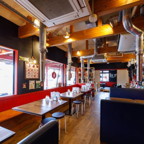 <p>【店内は、活気があふれる明るい空間】ホルモン大好きなスタッフ達が、それぞれの部位と焼き方を、丁寧にご説明させていただきます。ご注文に迷った時は「コリコリ」「ぷりぷり」などのご希望をいただけると、ぴったりのホルモンをお出しします◎種類により食感、旨みなど全く異なるホルモンに、あなたも気づいたら虜かも?!</p>