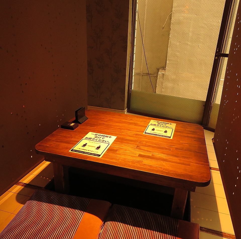 We have a private room with a sunken kotatsu table that can accommodate up to 16 people.