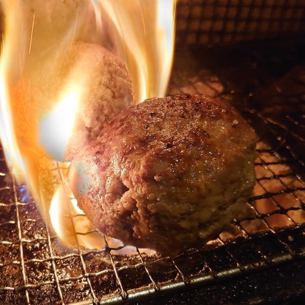 【炭火焼のハンバーグ】”圧力鍋でふっくら””炭焼きで香ばしい”唯一無二”のハンバーグとなっております☆