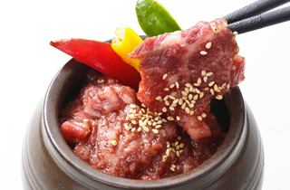 [Standard best-selling course with meat and hot pot] 11 dishes including yakiniku and hot pot ⇒ 3,000 yen * Premium all-you-can-drink included + 2,000 yen~