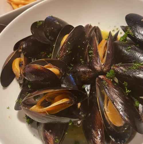 Mussels steamed in white wine Marnière style