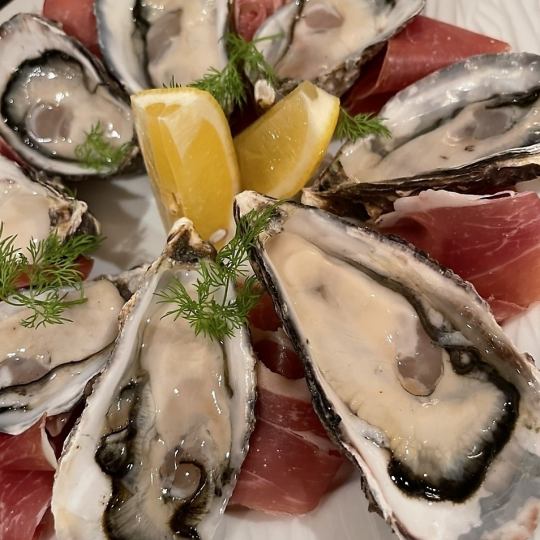 [Excellent freshness] Eating raw Hiroshima oysters in a Parisian style