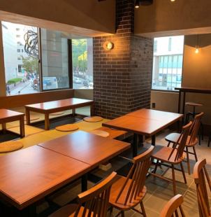 Table seats that are very popular with women ♪ It is recommended for banquets and girls-only gatherings as each table can be combined.