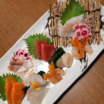 【含2小時暢飲】共7道菜,包括4種刺身及自製烤牛肉