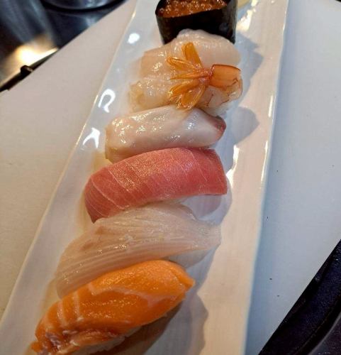 技艺精湛的厨师制作的美味寿司