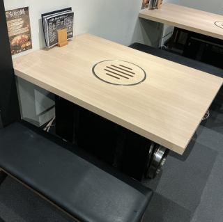 無菸烤爐座椅(中央座椅),適用於日式烤肉(yakiniku)。