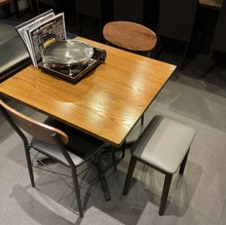 表格 2。我們最多可以接待 4 人享用飲料。