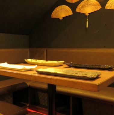 [2-4人]現代的日本空間，天花板上懸掛有皮帶，傳統的日本小雕像和日曆。