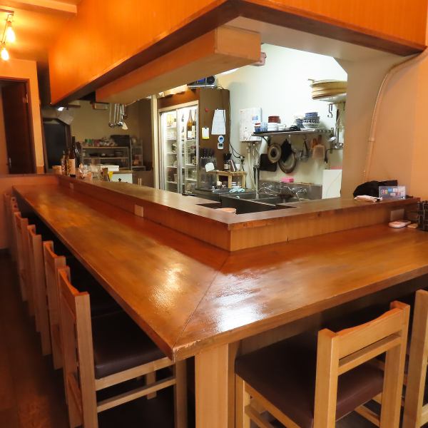 【新鮮な海の幸を楽しむ和の空間】落ち着きのある店内は、仕事帰りやデート、少人数でのご利用におすすめです。カウンター席にて、目の前で調理される新鮮な海鮮料理や創作料理を堪能しながら、ご友人や大切な人との会話をお愉しみいただけます。