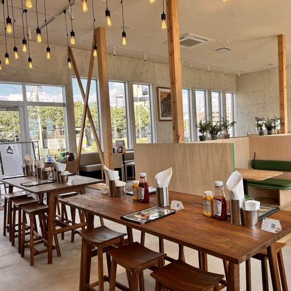 解放感あふれる店内は日当たりが良く、ロケーションも抜群です。大小さまざまなテーブル席をご用意しており、お一人様から大人数まで幅広いシーンでご利用いただけます。特に大型打ち上げや宴会にも最適で、貸切も承っております。お気軽にお電話やインスタでご相談ください！素敵なひとときをお手伝いいたします。