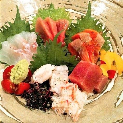 [Must-see for seafood lovers!!] Assortment of 5 kinds of sashimi selected by the chef of the day *Contents change depending on the day