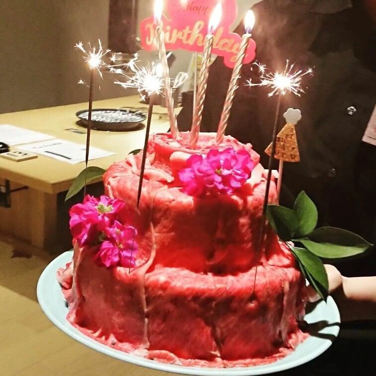 インパクト大！見た目も華やかな<肉ケーキ>は記念日におすすめ☆