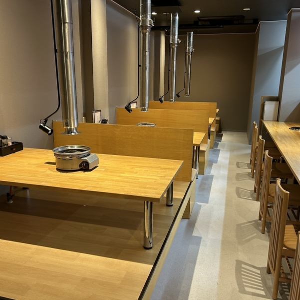 【心地よい空間で心ゆくまで焼肉を味わう】木の温もりを感じる店内。居心地の良さを追求。存分に焼肉をご堪能いただけます。家族や親しい友人との素敵なひとときを演出いたします。記念日やお祝い事、女子会・ママ会にもおすすめ。心地よい時間を「焼肉 土居原商店」でお過ごしください。ご来店心よりお待ちしております。