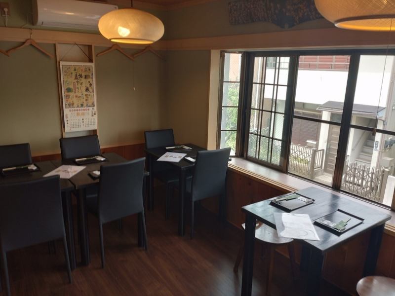 The restaurant has a Japanese feel, calm colors and six tables.This is a recommended restaurant for having a meal for lunch or for stopping by between sightseeing.It is a nostalgic Japanese space where you can feel at ease and relax even if you are alone.