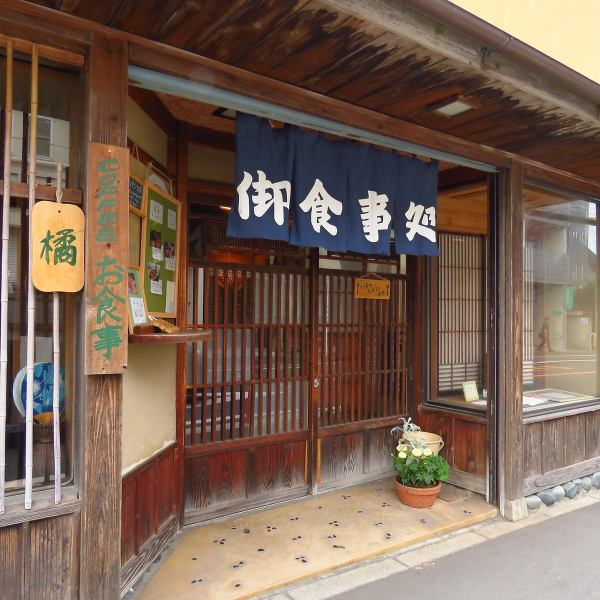 距離JR橫須賀線鎌倉站有8分鐘步行路程，距離江之島電鐵Wadazuka站有6分鐘步行路程，沿途有2個車站。該車站也被推薦，因為它很容易來到商店。我們期待在觀光時見到您。