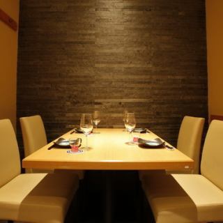 2～4名様用半個室。古民家を改装した隠れ家レストランで靴を脱がずに利用可能。