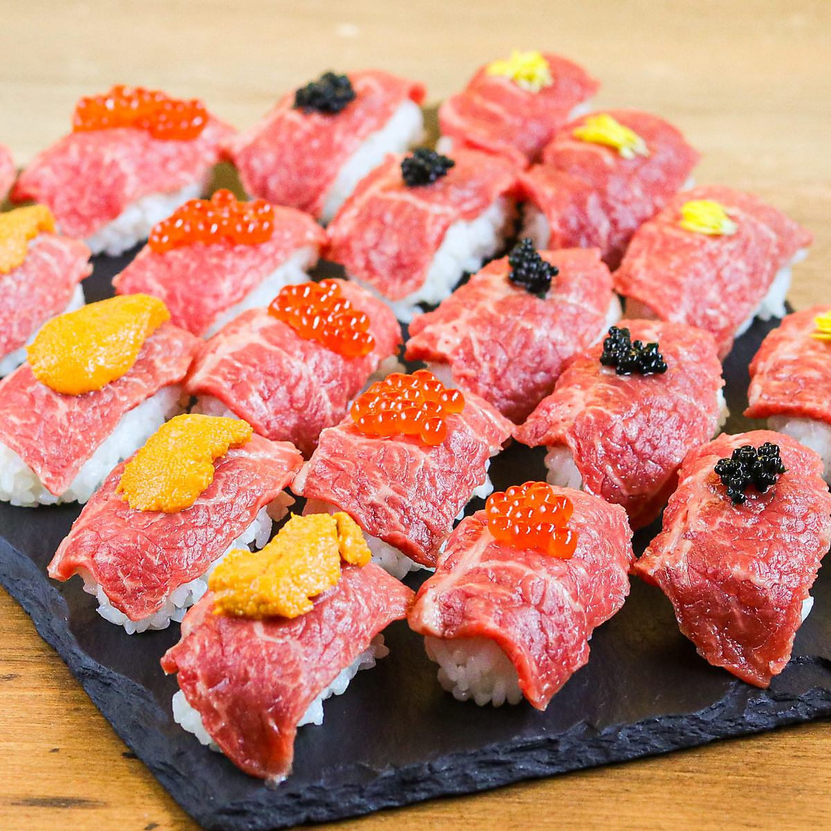 Seared sirloin meat sushi that is grilled right in front of you is popular! Luxurious toppings are also available!