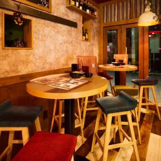 We also have stylish cafe-style table seating! Get tipsy tonight with delicious food and drinks♪