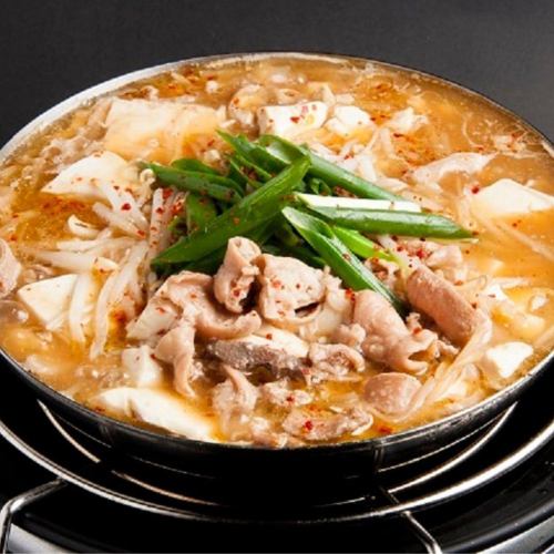 コリコリ食感の【国産豚もつ鍋】