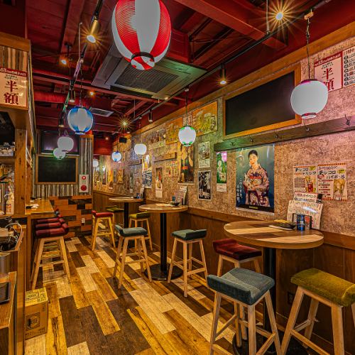 Perfect for a quick drink! We also have round tables available! Enjoy delicious food and drinks and get tipsy tonight♪