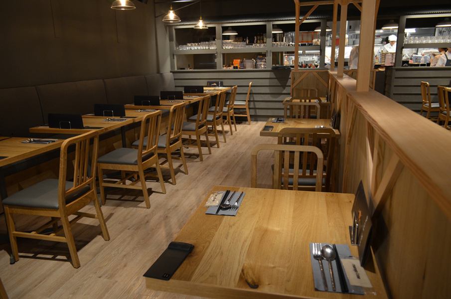 木を基調にした店内がお洒落です♪お洒落なソファ席もご用意！広々とした開放的な店内ではパーティーもOK☆