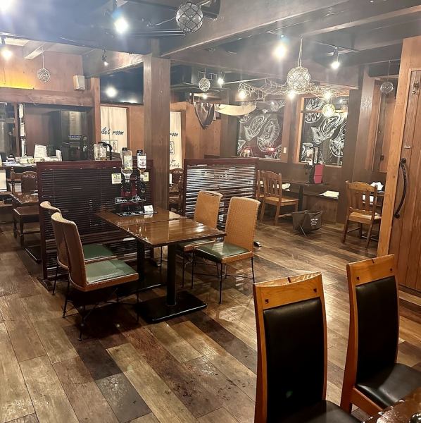 ≪内観≫総席数46の広々とした店内には、人数に応じてご案内できるテーブル席をご用意しており、お一人様はもちろん、6～8名ほどの少人数グループにも対応可能です◎※画像は系列店となります。