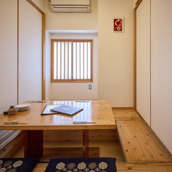 個室掘りごたつもご用意、少人数でもご利用可能です。接待などのおもてなし、アニバーサリーデートにぴったり。くつろぎながらお過ごしいただけます。