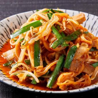 ミミガーと豚肉の豆板醤炒め