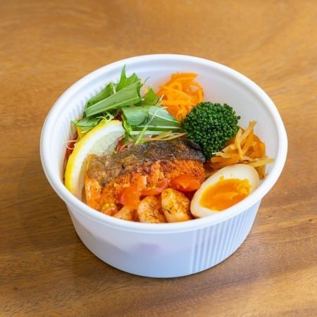月替わりＣ　ケイジャンサーモンと海老のライスボウル