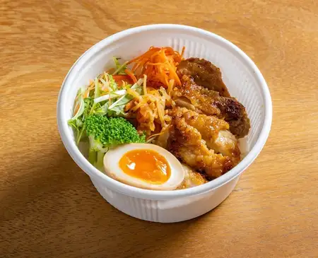 姜汁鸡肉炒饭配调味蛋饭