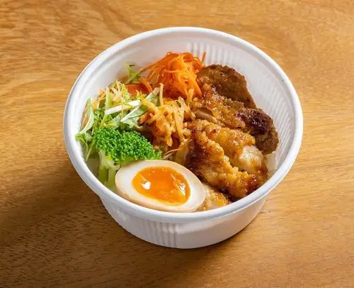 姜汁鸡肉炒饭配调味蛋饭