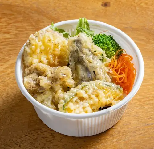 秋季蔬菜天妇罗饭配盐酱