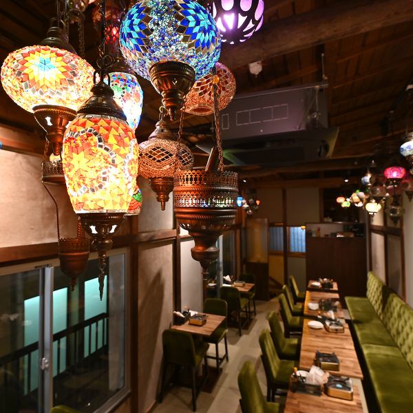 A calming space created by renovating an old folk house with the themes of "Taisho Romance" and "Japanese-Western fusion."Each seat has its own characteristics, such as tatami mats, sofa seats, Turkish lamps, and stuffed deer, so you'll always have something new to enjoy no matter how many times you come.