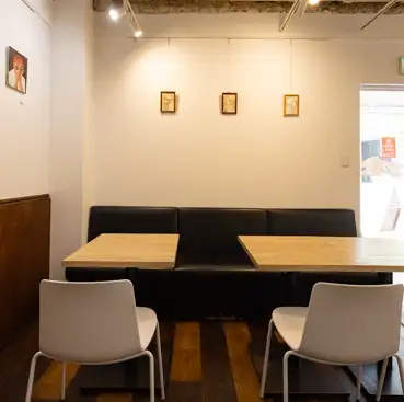 店内は落ち着いた雰囲気で、月替わりのアート展示が彩りを添えます。食事だけでなく、アートを楽しめる空間は特別感を演出。おしゃれなインテリアと心地よい音楽が流れる中で、非日常のひとときをお楽しみください。展示内容は月ごとに変わり、訪れるたびに新しい発見があります。鑑賞後の余韻も心地よい空間です。