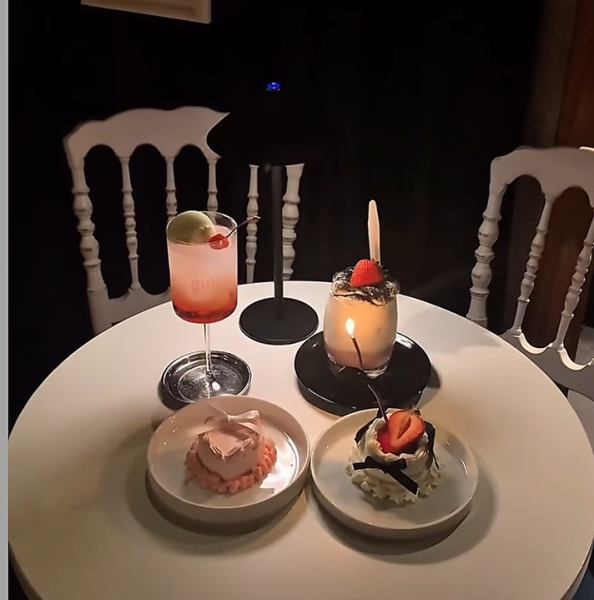 デザートはショコラ・抹茶テリーヌ、チーズケーキ、プリン、ベリーショートなど幅広く、季節に合わせた入れ替えも。可愛さと満足感を両立。