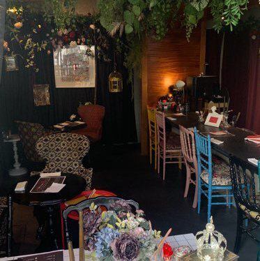 高級ブランド柄の椅子や個性的な額装が映える、華やかな店内。可愛いデザートとドリンクが並び、テーブルも写真が撮りやすいレイアウト。甘い時間をゆったり楽しめます。