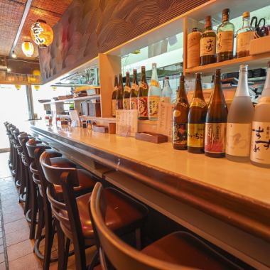1Fには、調理風景を目の前で楽しめるカウンター席をご用意しております！気さくなスタッフが明るくお迎えし、会話も弾みますよ♪気がつけば、お隣のお客様とも仲良くなっているかも！？4名がけのテーブル席もありますので、少人数での飲み会にもおすすめです◎お一人様でも、どうぞお気軽にお立ち寄りください！
