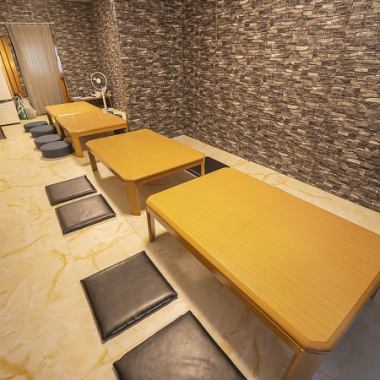 2Fには広々としたお座敷がございますので、仲間内との集まりや、ご家族での団欒タイムに最適です！足を伸ばしてゆったりとお食事をお楽しみください♪定休日以外は翌3時まで営業中のため、遅い時間からでも大歓迎！よく飲んでよく食べて、心ゆくまでわいわい楽しみたい時は、ぜひ当店でお待ちしております！